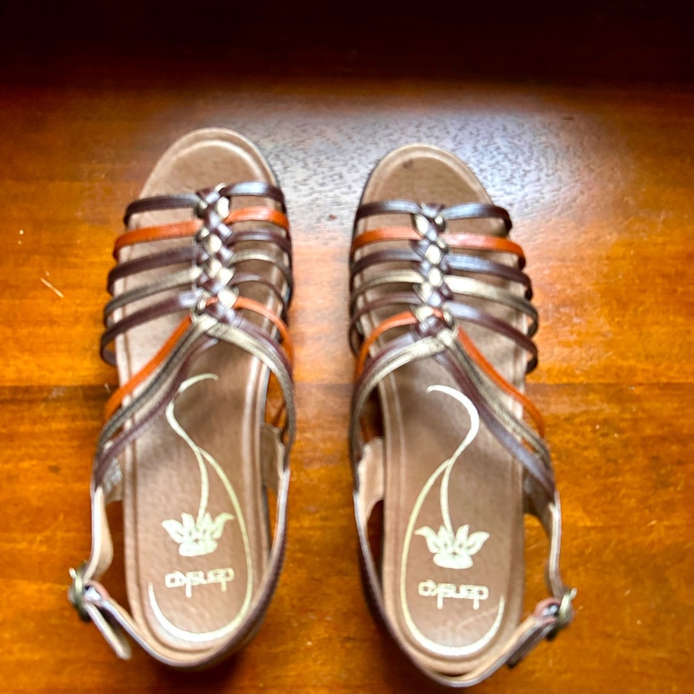 Like new Dansko comfort sandals in mixed brown leather